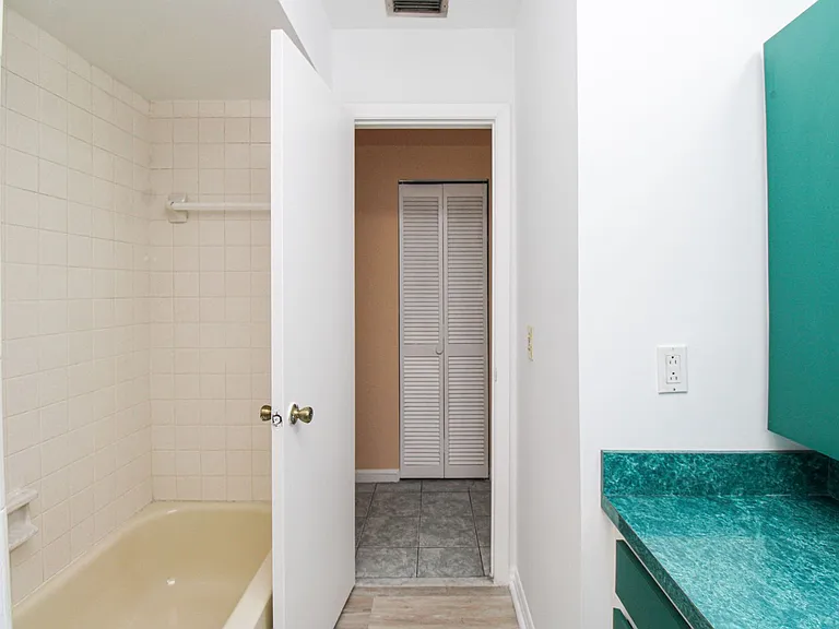 4300 Gulfstream Dr #2D — Photo 9