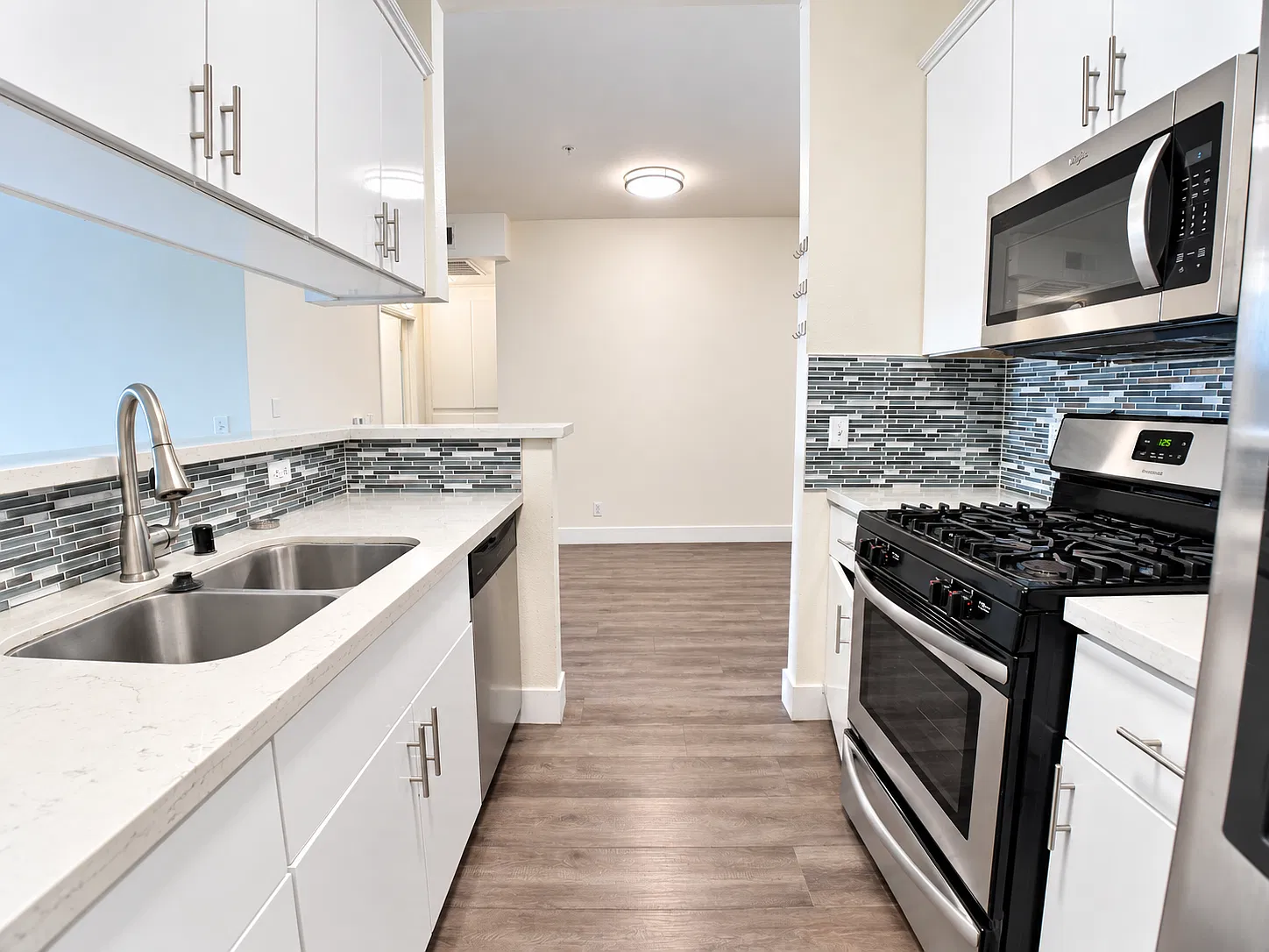 II657 Oxnard St, Unit 324 — Photo 3
