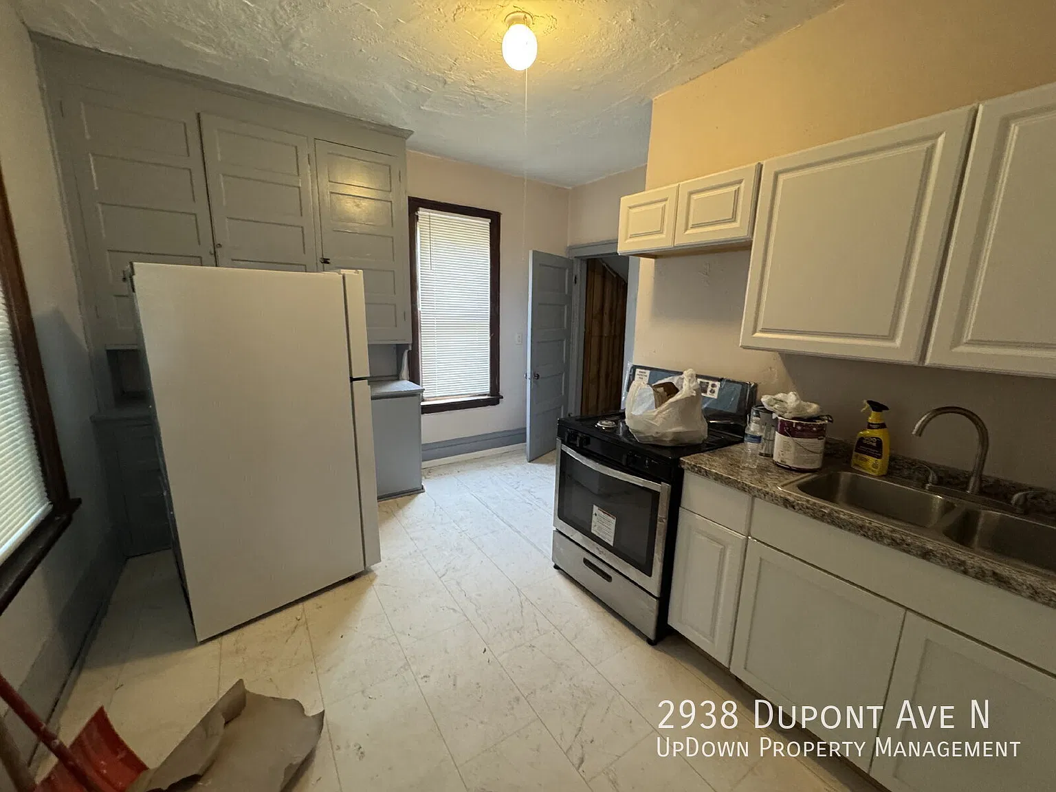 Charming 1-Bedroom Home Retreat in Minneapolis Cozy Living Awaits on Dupont Ave!" — Photo 4