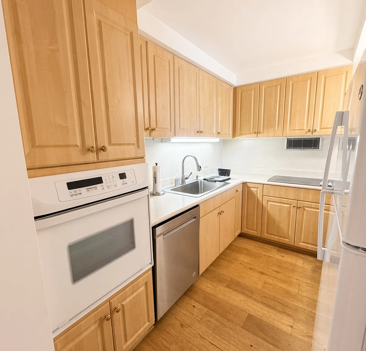 2 bed, 968 sqft, $3,700 — Photo 4