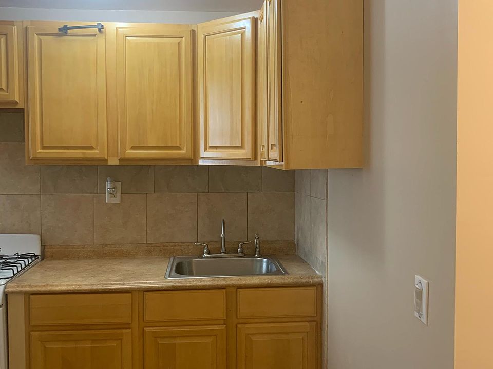 1st image of 4550 Kings Hwy #Basement