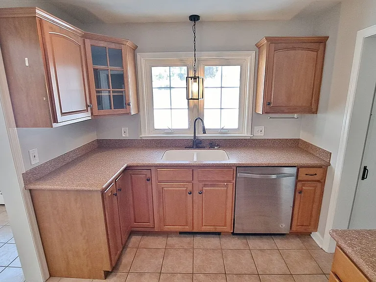 1170 Westminster Ave — Photo 13