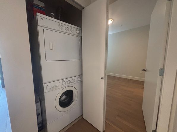2 bedroom rental in Surrey — photo 7