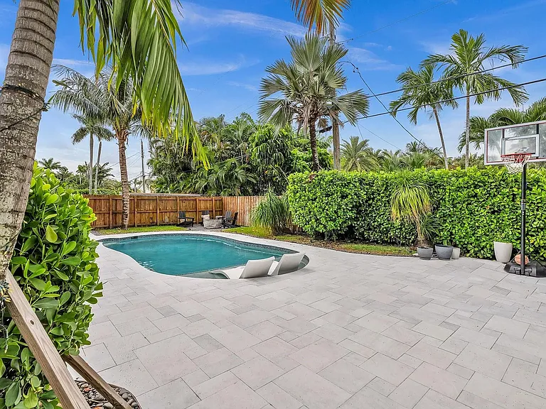 1740 Poinsettia Dr — Photo 32