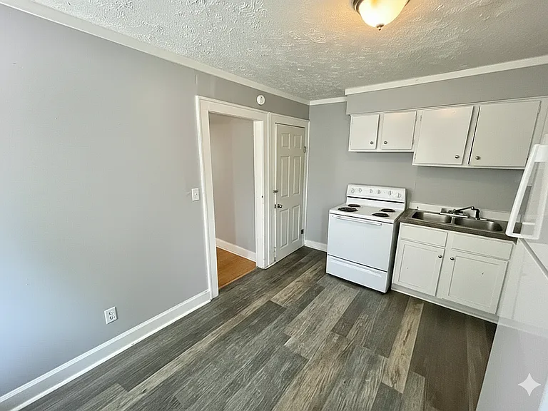 2405 E 16th St — Photo 5