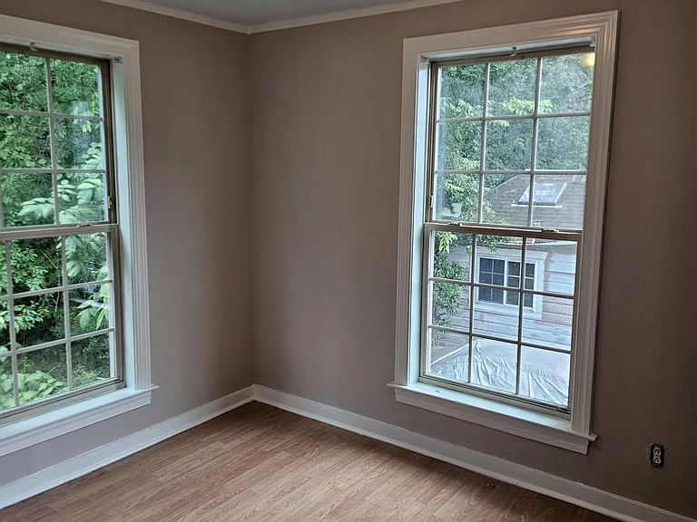 300 Knolls St — Photo 4