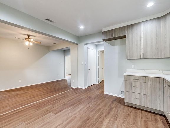 4th image of 409 Hitt St