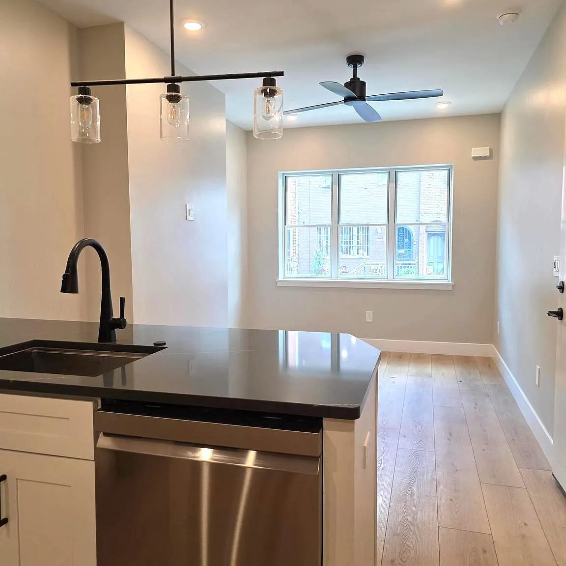 1 bed, 1.0 bath, 700 sqft, $1,700 — Photo 2
