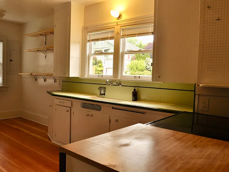 Right side kitchen with dining nook