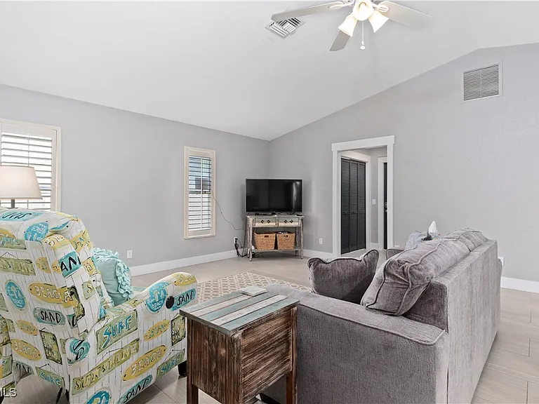 3425 SE 4th Ave — Photo 48