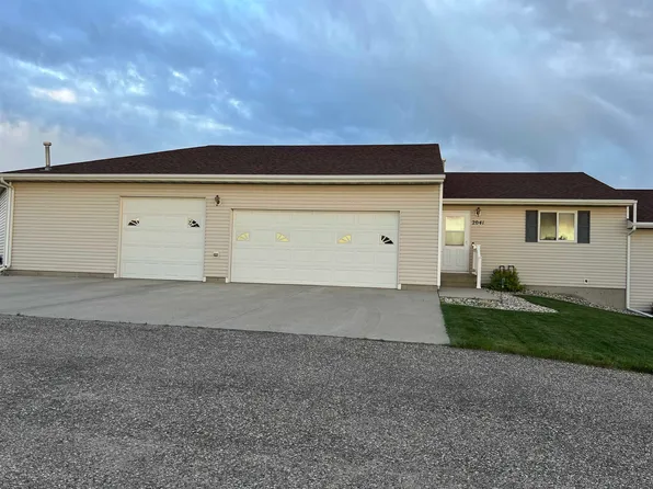 2041 Lakeside St NW, Minot, ND 58703