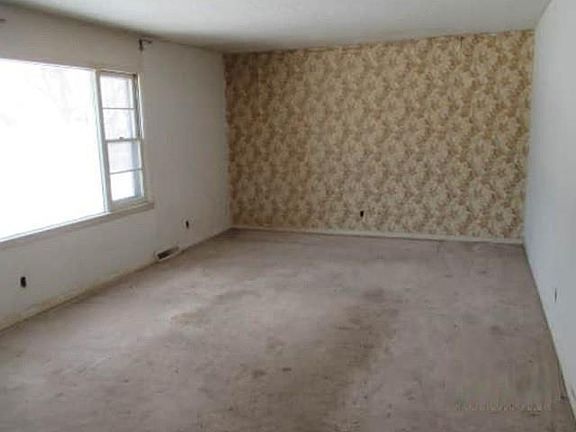 4th image of 1216 Maple Ln