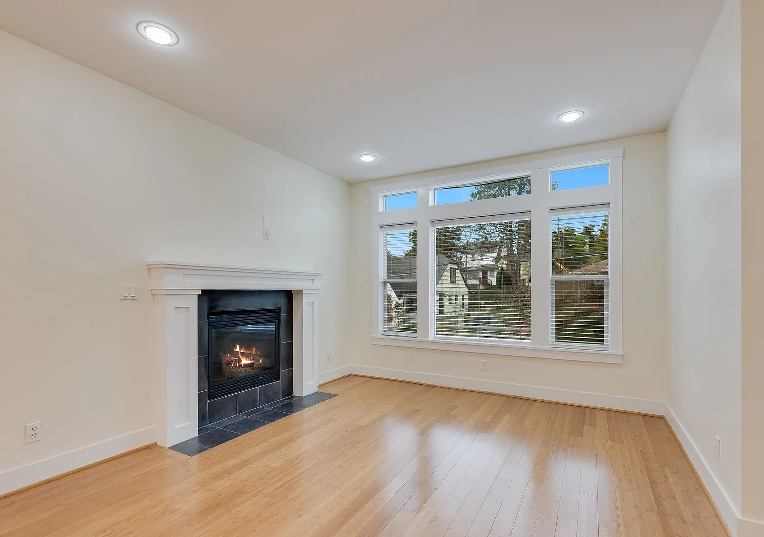 Rare 3 bed Maple Leaf Townhouse — Photo 2