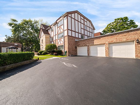 3rd image of 710 Ballantrae Dr APT B