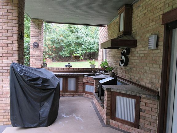 Covered outdoor cooking area
						:
						Built-in sink, built in storage