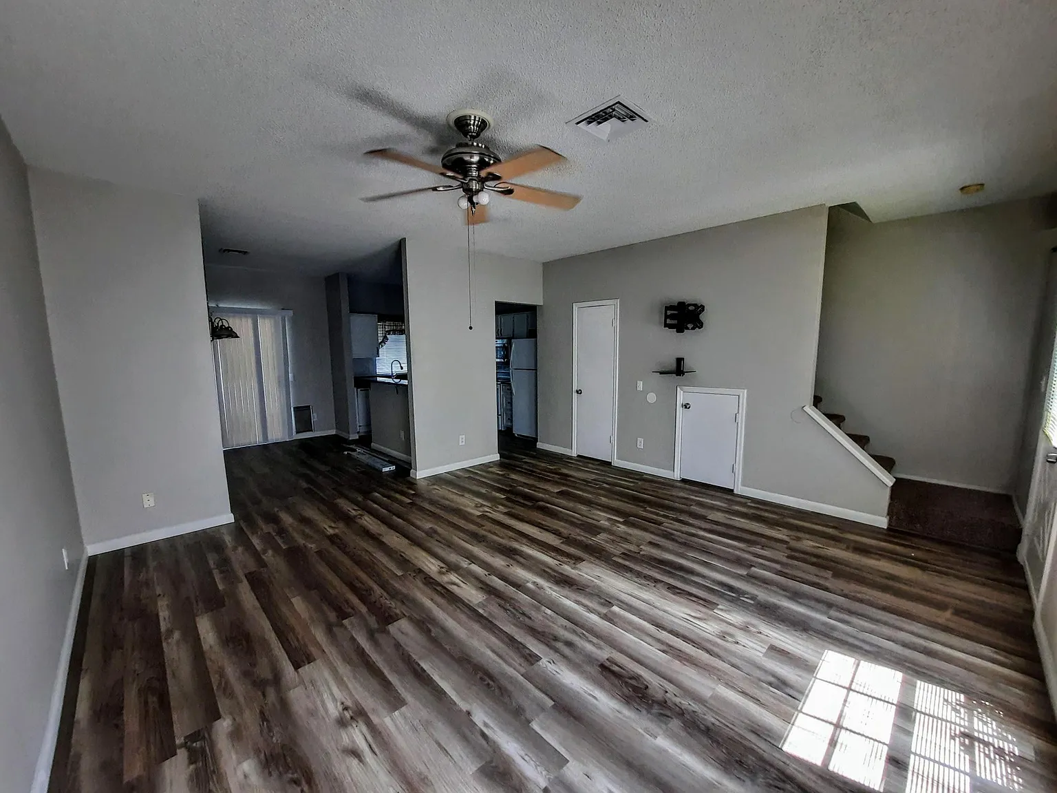 3 bed, 1.5 bath, 1200 sqft, $1,900 — Photo 3