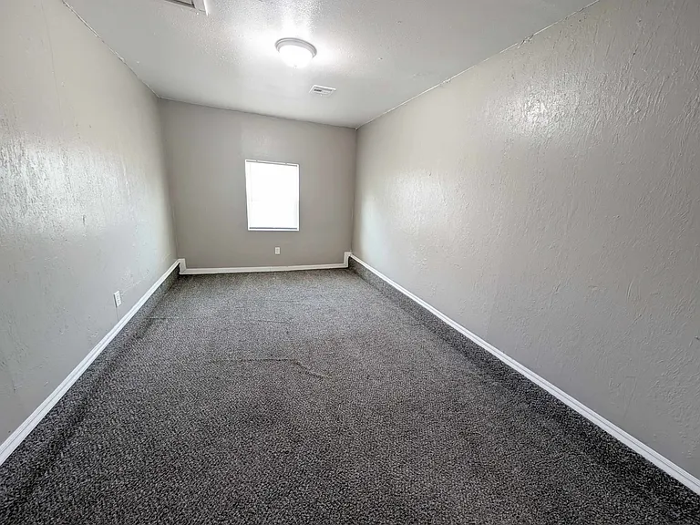 1025 Hoyt Ave — Photo 10