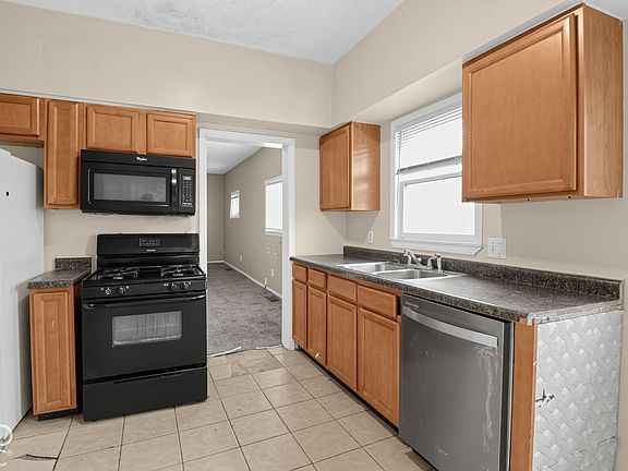 3rd image of 131 N 6th Ave