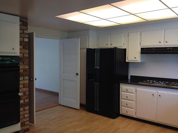 Kitchen opens to Diningroom