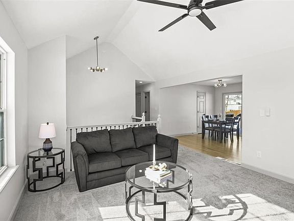 4th image of 209 NE Chateau Dr