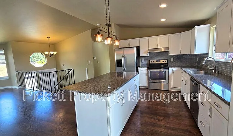 1367 NW Rockford Cir — Photo 8