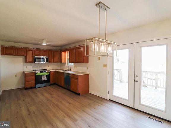 4th image of 552 Locust St