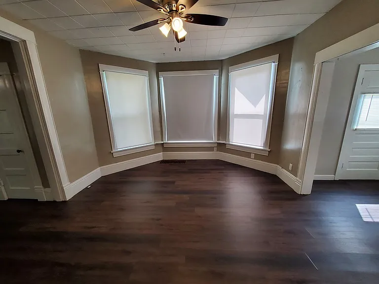Remodeled 2 Bd with huge kitchen, dining room and living room — Photo 15