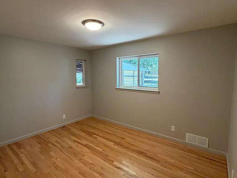 1025 Estes St — Photo 12