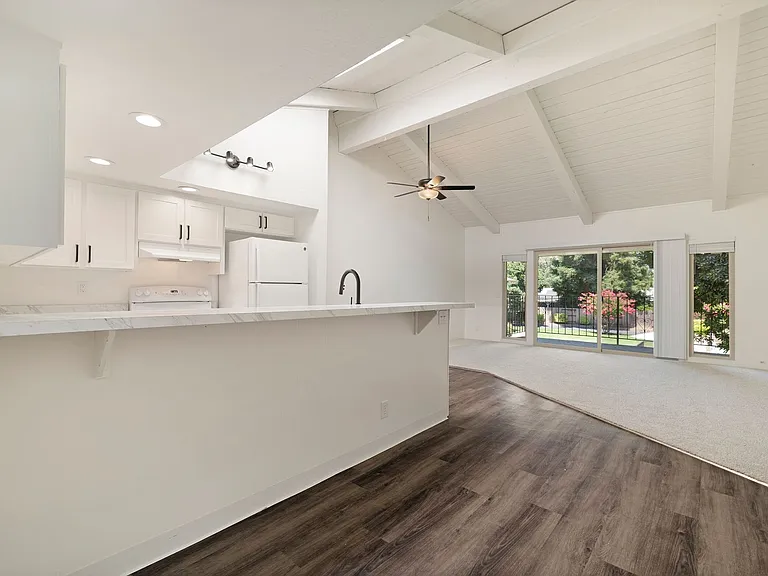 Villa Del Mar Apartments — Photo 37