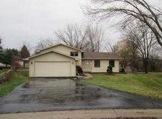 609 Crabtree Ct, Lindenhurst, IL 60046