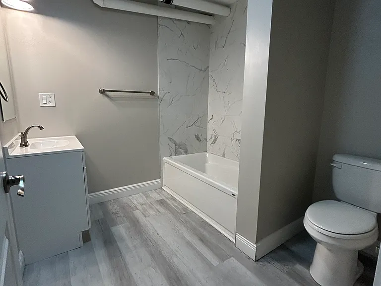 902 Howard Ave #6 — Photo 6