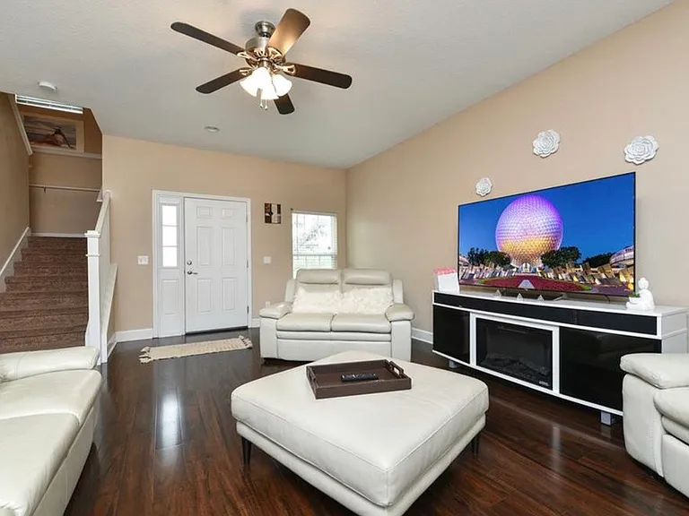 1451 Salisbury Dr — Photo 3