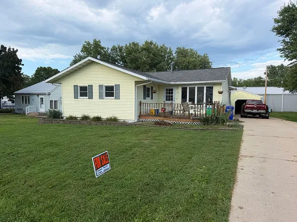 210 Water St, Center Point, IA 52213