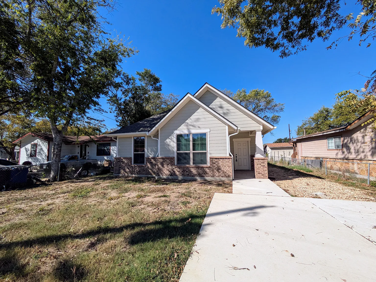 3 bed, 1437 sqft, $1,600 — Photo 1
