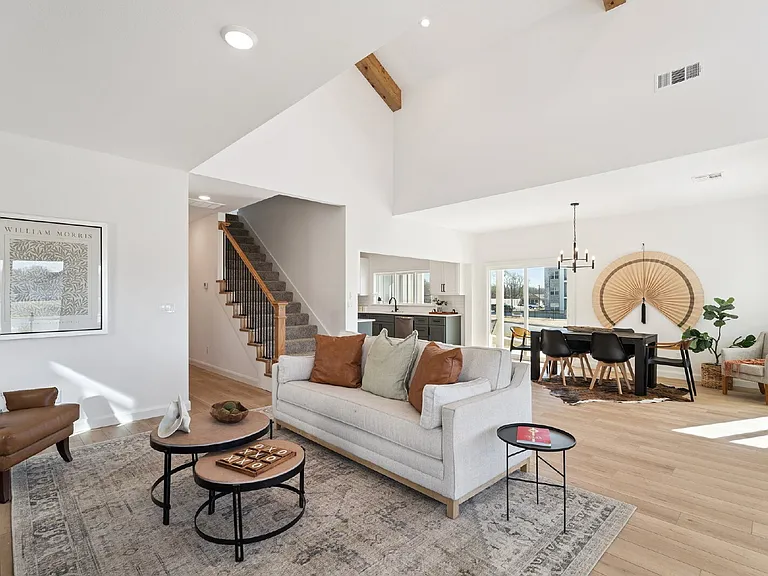 2410 W Charleston St — Photo 18