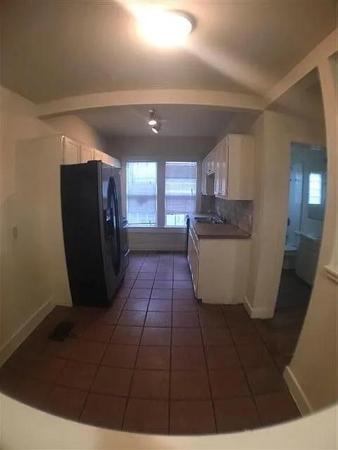 6 bed, 2.0 bath, 2150 sqft, $5,200 — Photo 2
