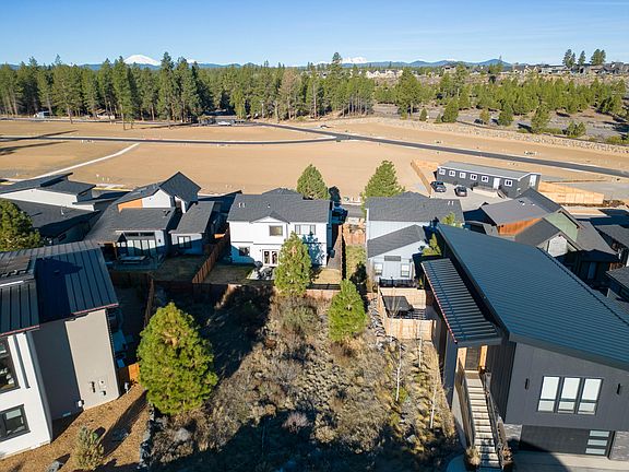 4th image of 61175 SW Tippytoe Pl