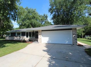 N50W15368 Susan Dr, Menomonee Falls, WI 53051