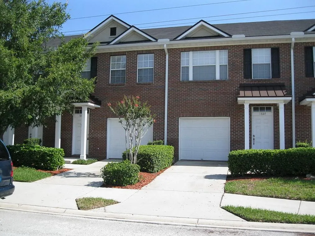 3 bed, 2.5 bath, 1380 sqft, $1,650 — Photo 1