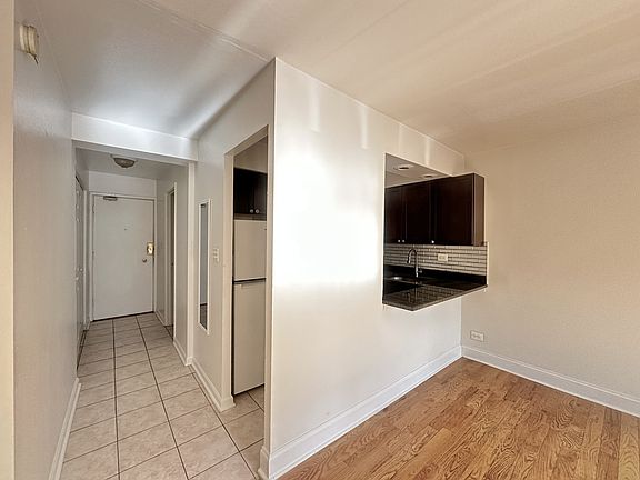 4th image of 6830 N Sheridan Rd #72