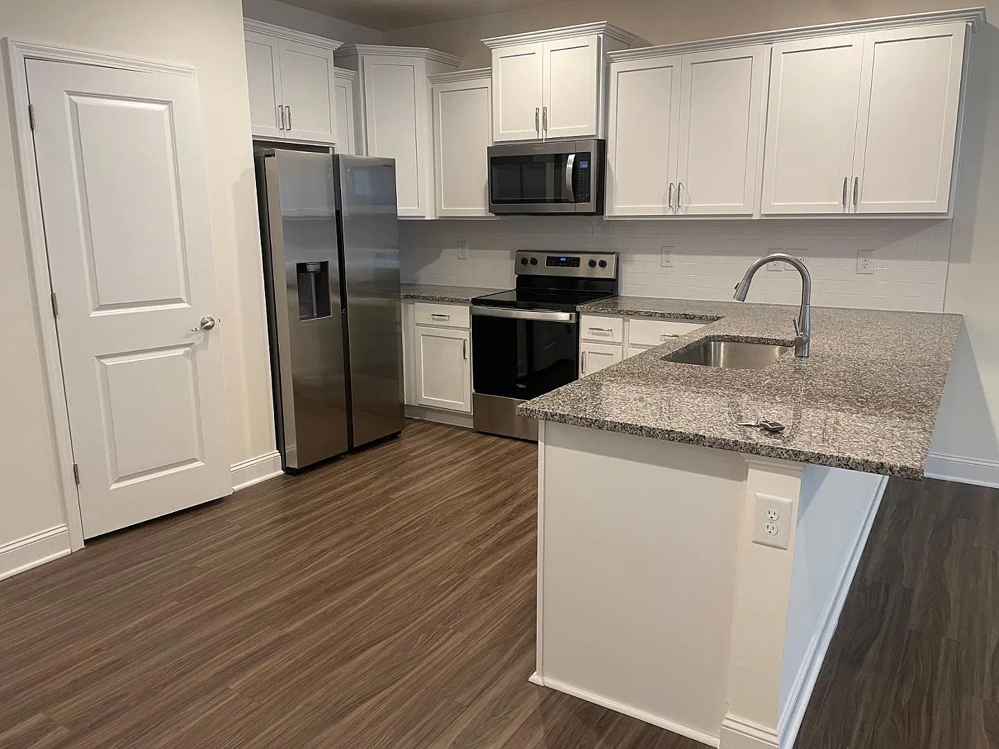3 bed, 2.5 bath, 1636 sqft, $1,799 — Photo 2