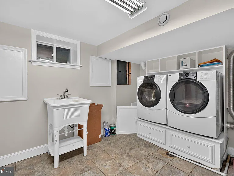 1813 Florin St — Photo 18