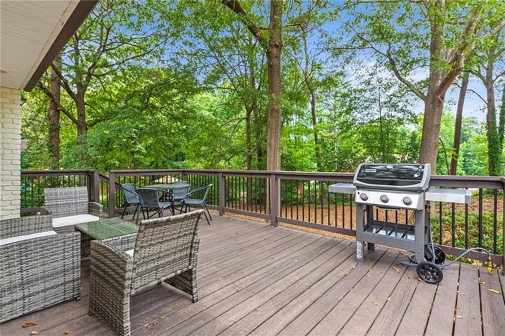 4 bed, 3.0 bath, 2260 sqft, $4,000 — Photo 4