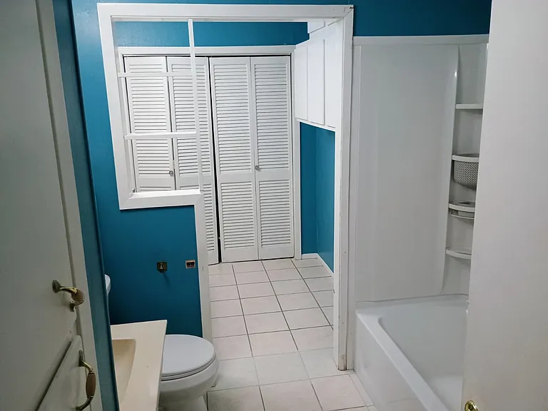 Bathroom 2--With Brand New Tub