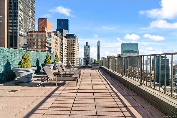 Sold by Compass | media 7