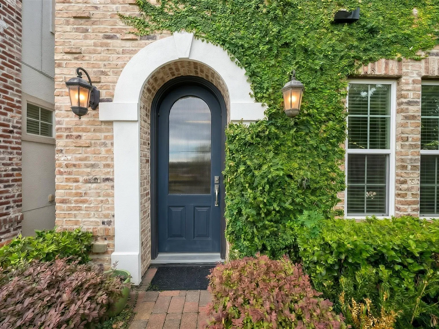 3 bed, 3.5 bath, 1980 sqft, $2,650 — Photo 1
