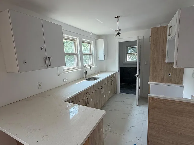 27 Roselyn Pl — Photo 3