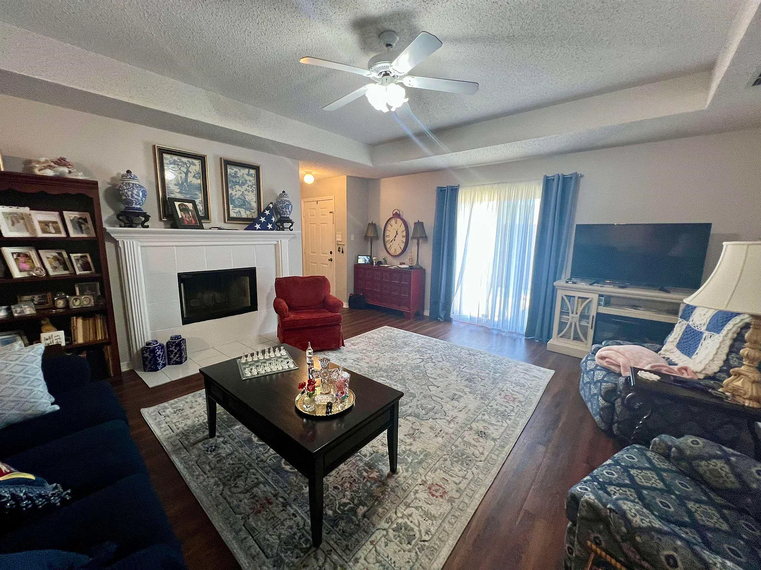 2 bed, 2.0 bath, 1200 sqft, $1,300 — Photo 2
