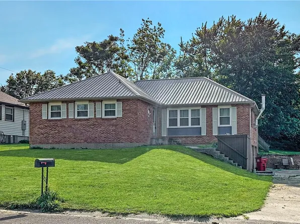 27 Winthrop Dr, Lexington, MO 64067