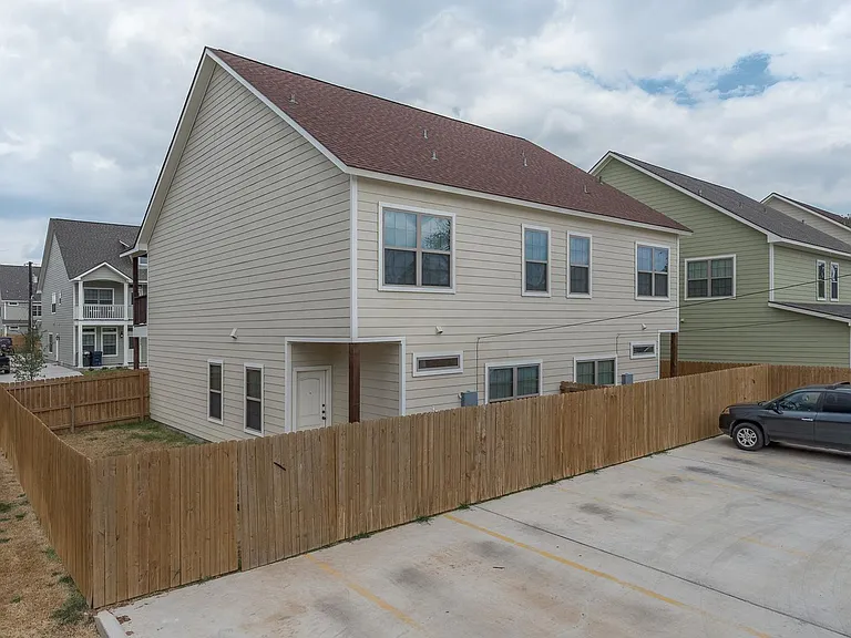300 Live Oak St — Photo 16